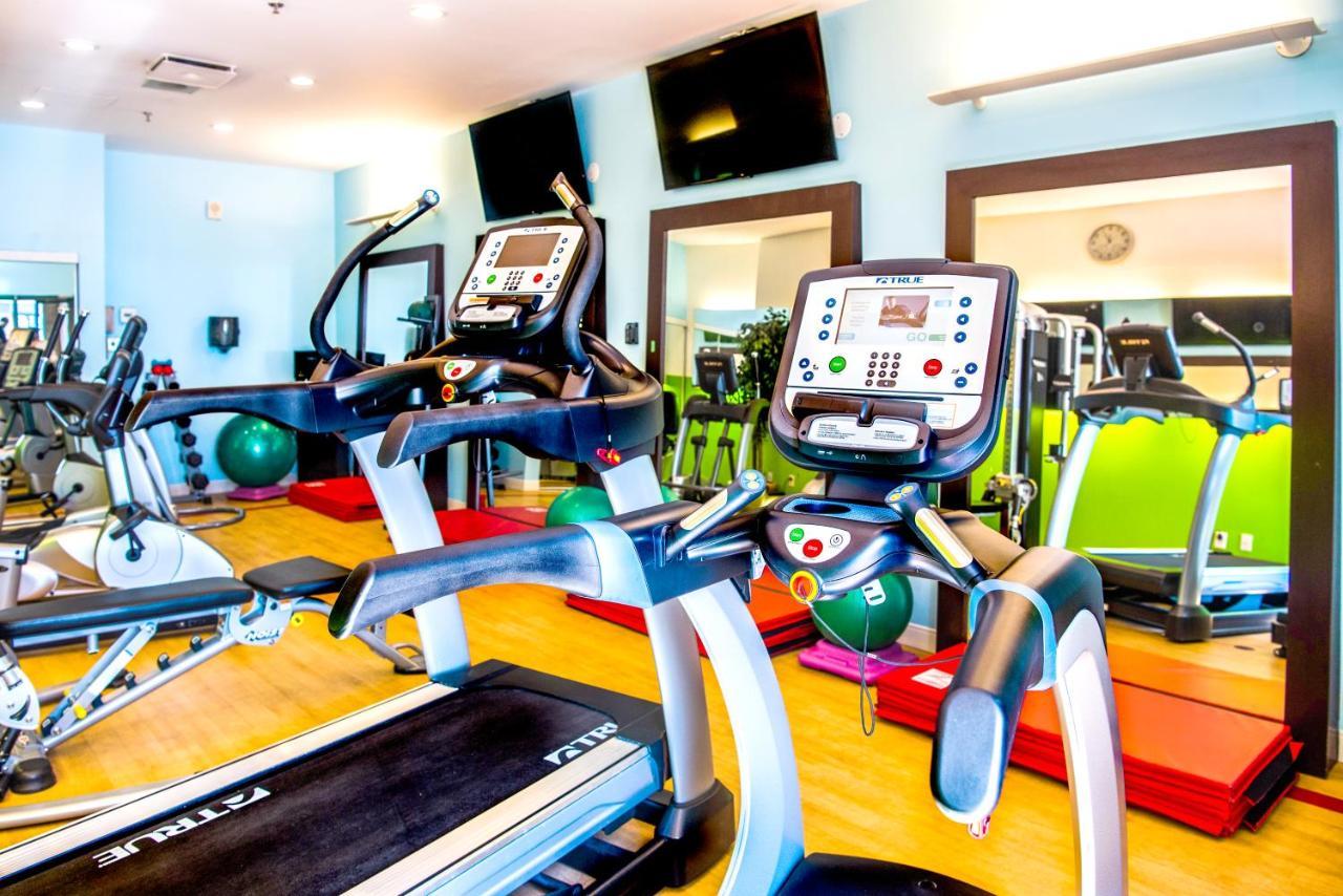 Chateau Vaudreuil Extérieur photo The gym at the hotel