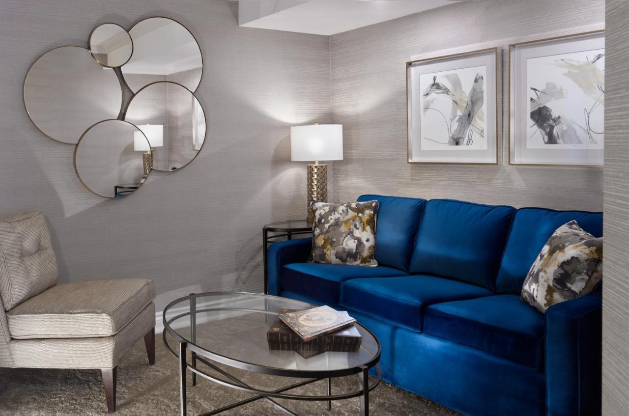 Chateau Vaudreuil Extérieur photo A living room with a blue sofa