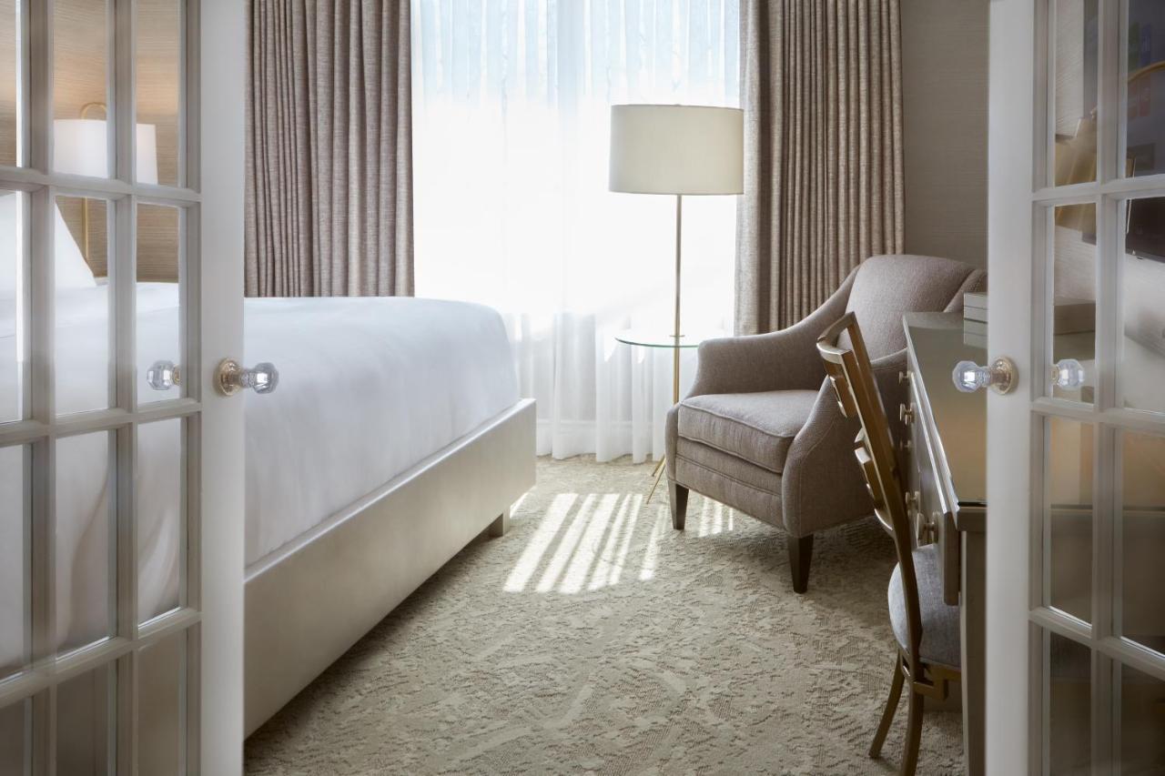 Chateau Vaudreuil Extérieur photo A guest room at the Hotel Commonwealth
