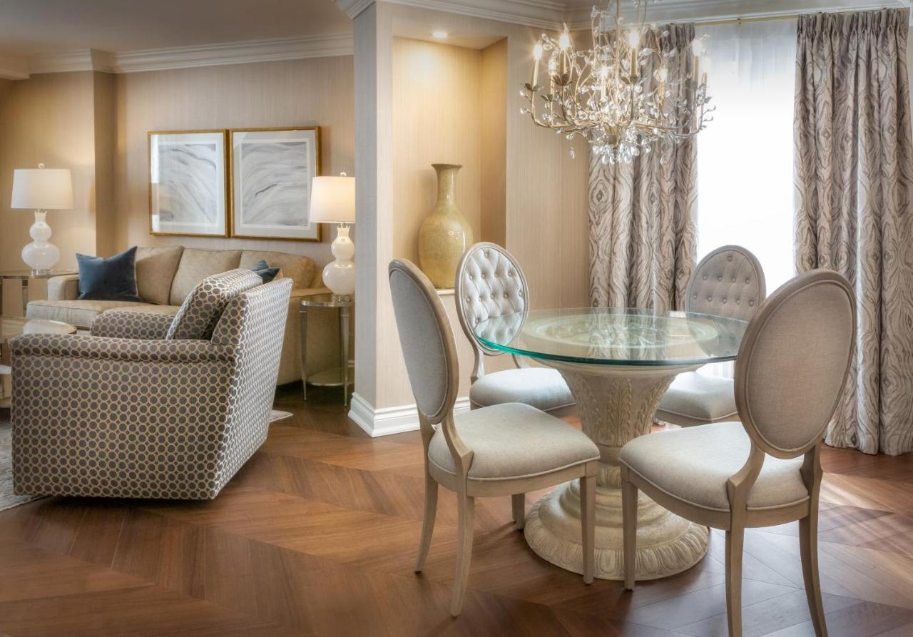 Chateau Vaudreuil Extérieur photo A living room at The Ritz-Carlton, Chicago