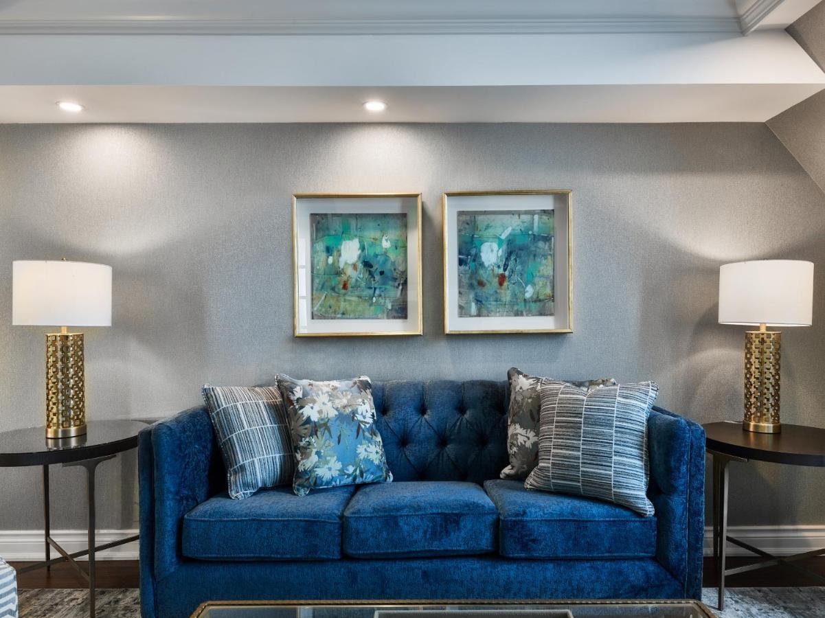 Chateau Vaudreuil Extérieur photo A blue sofa