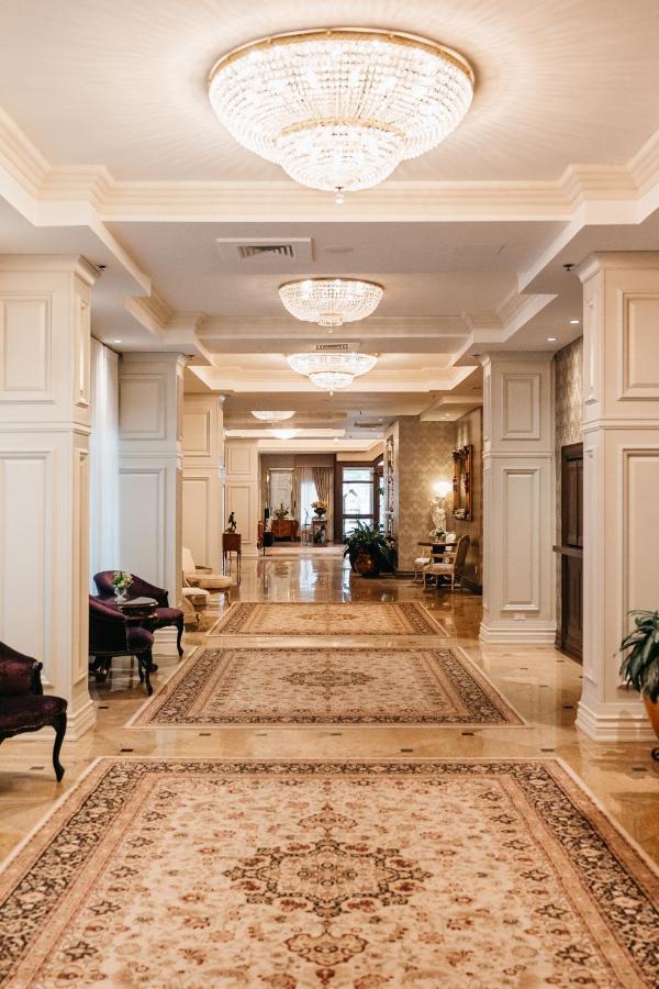Chateau Vaudreuil Extérieur photo The lobby of the hotel