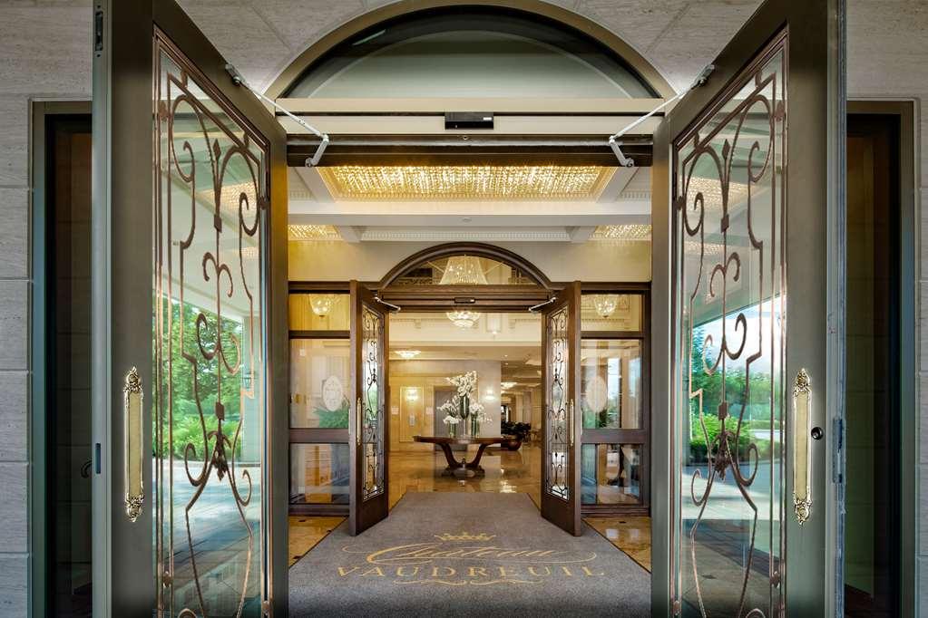 Chateau Vaudreuil Extérieur photo Entrance to the hotel