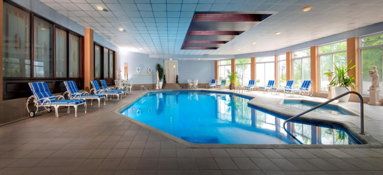 Chateau Vaudreuil Extérieur photo The swimming pool at the hotel