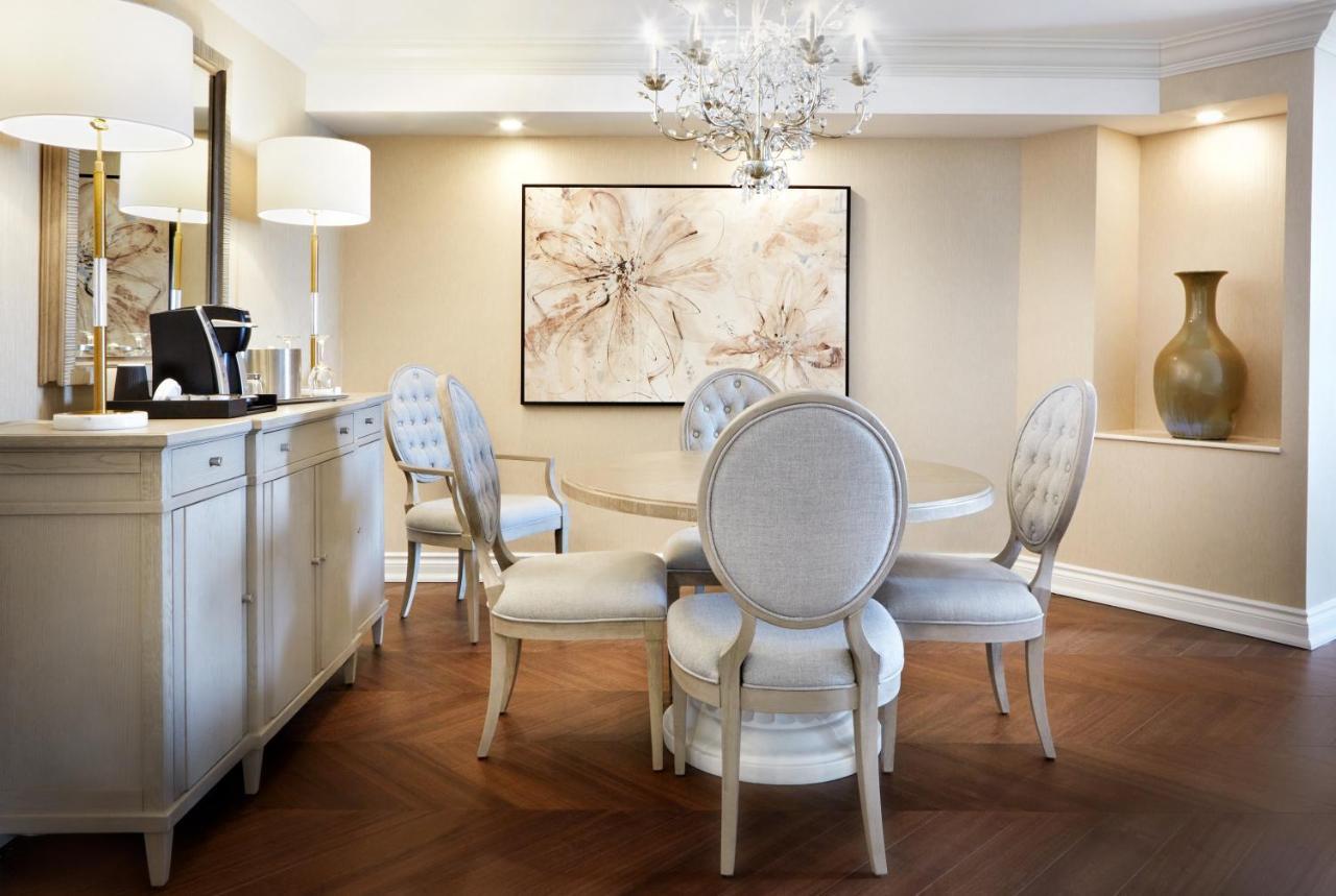Chateau Vaudreuil Extérieur photo A dining room at The Ritz-Carlton, Boston