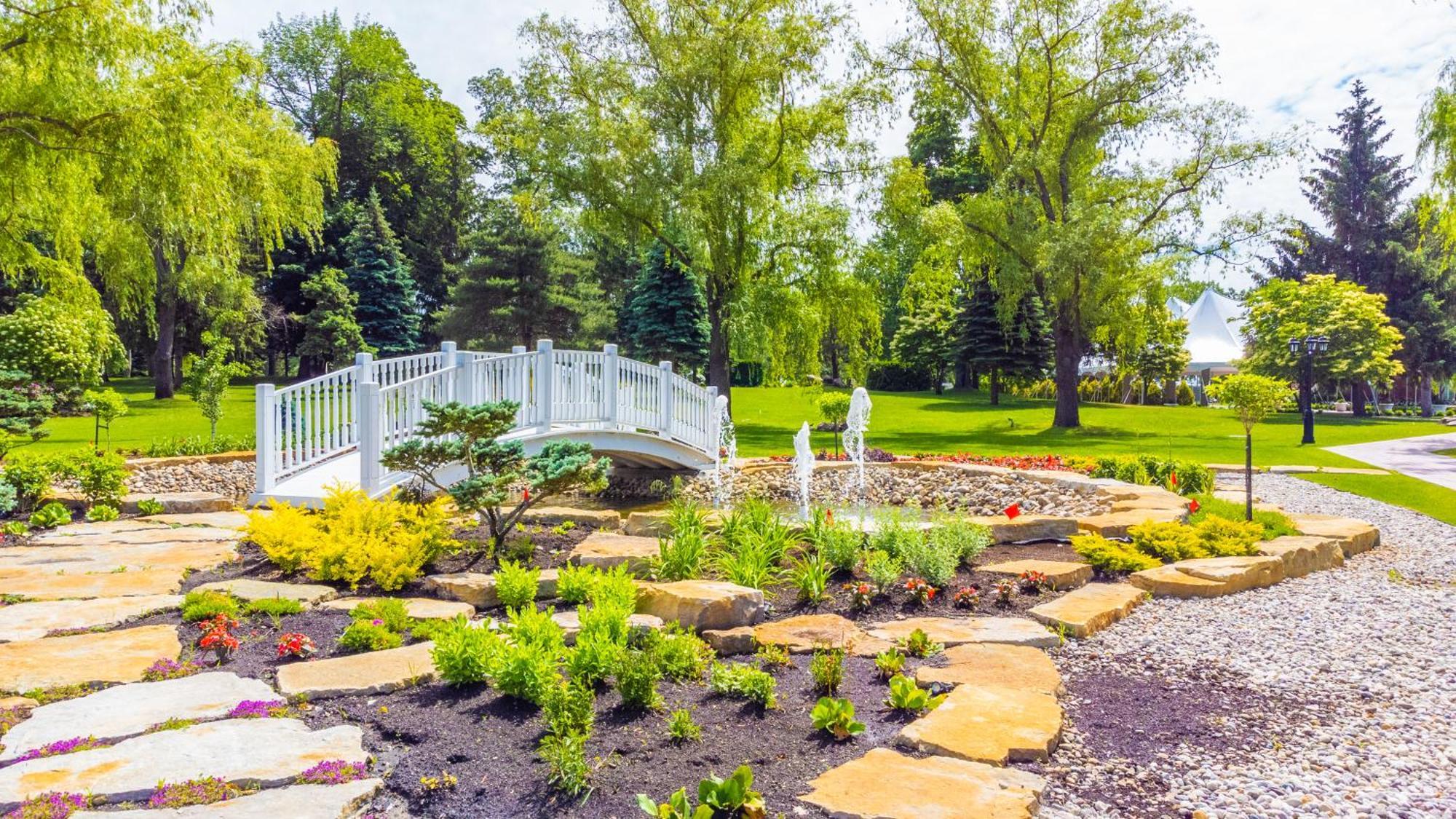 Chateau Vaudreuil Extérieur photo The gardens at the center