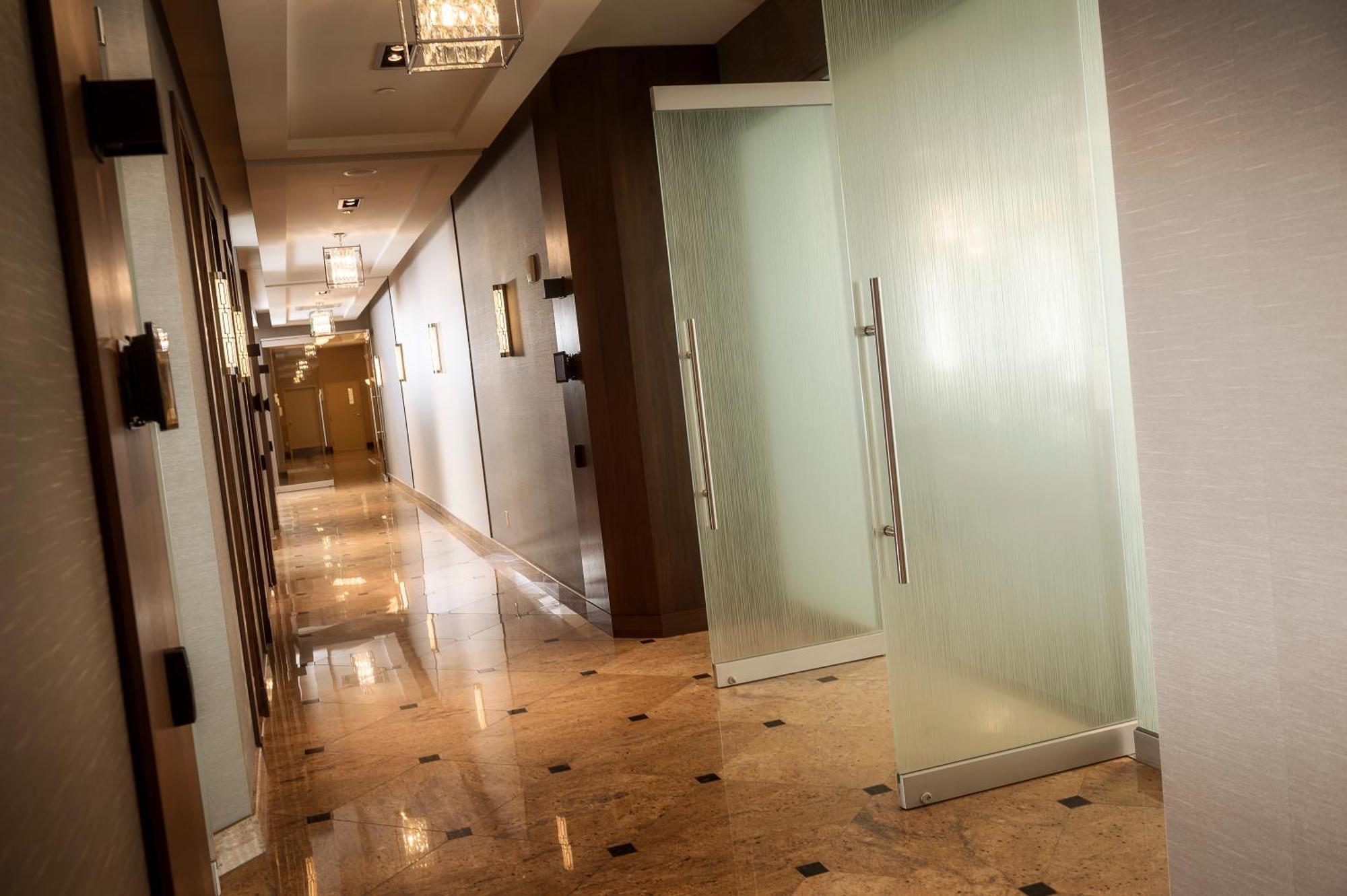 Chateau Vaudreuil Extérieur photo A corridor in a hotel