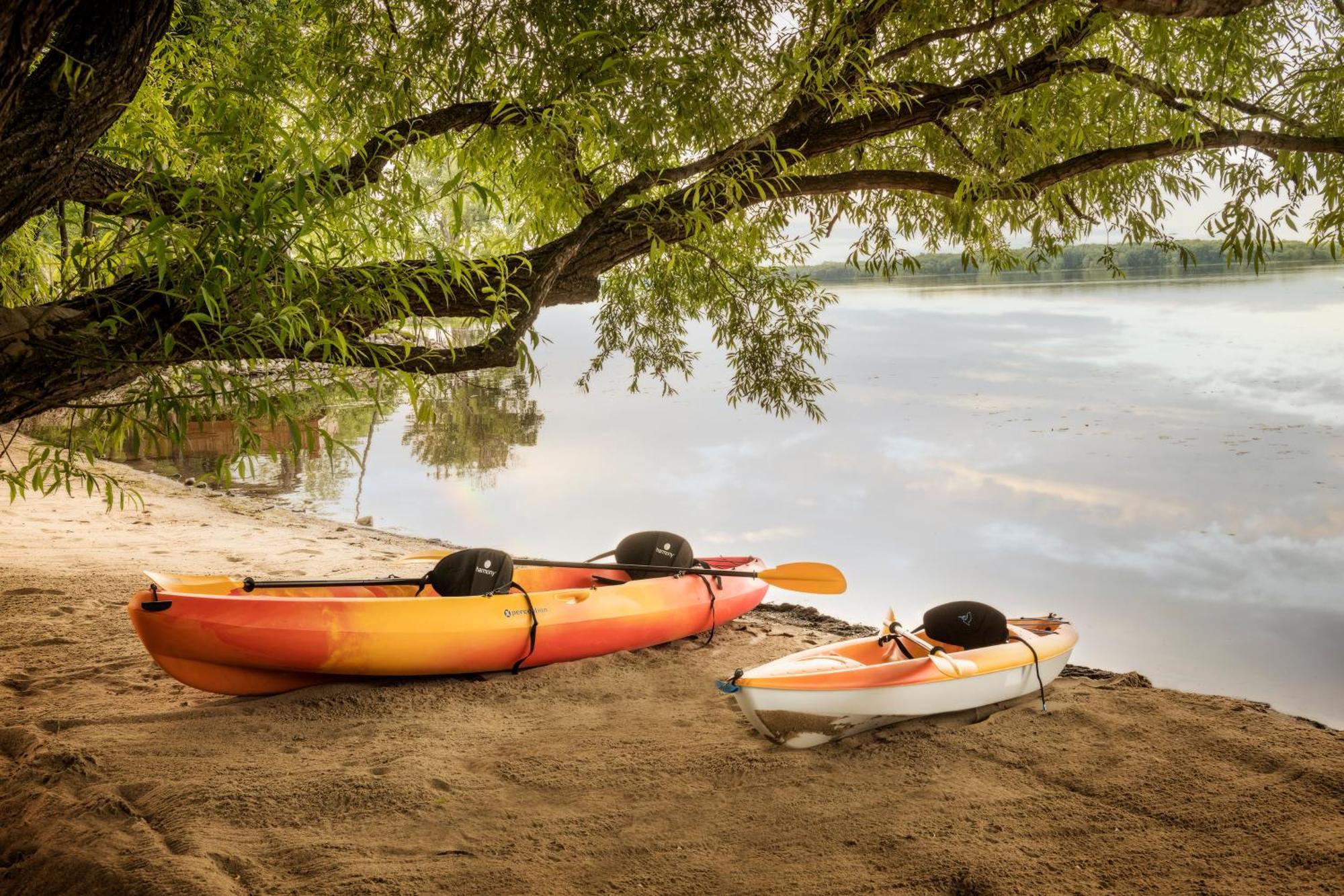 Chateau Vaudreuil Extérieur photo Kayaks on the shore of Lake Waconia