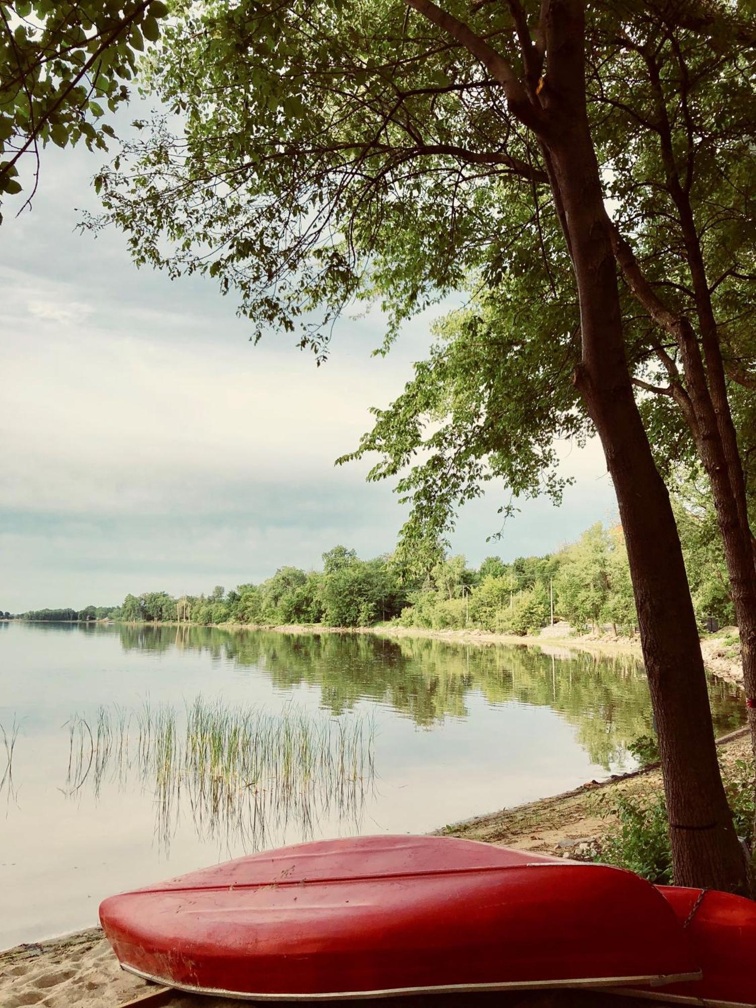 Chateau Vaudreuil Extérieur photo View of the lake
