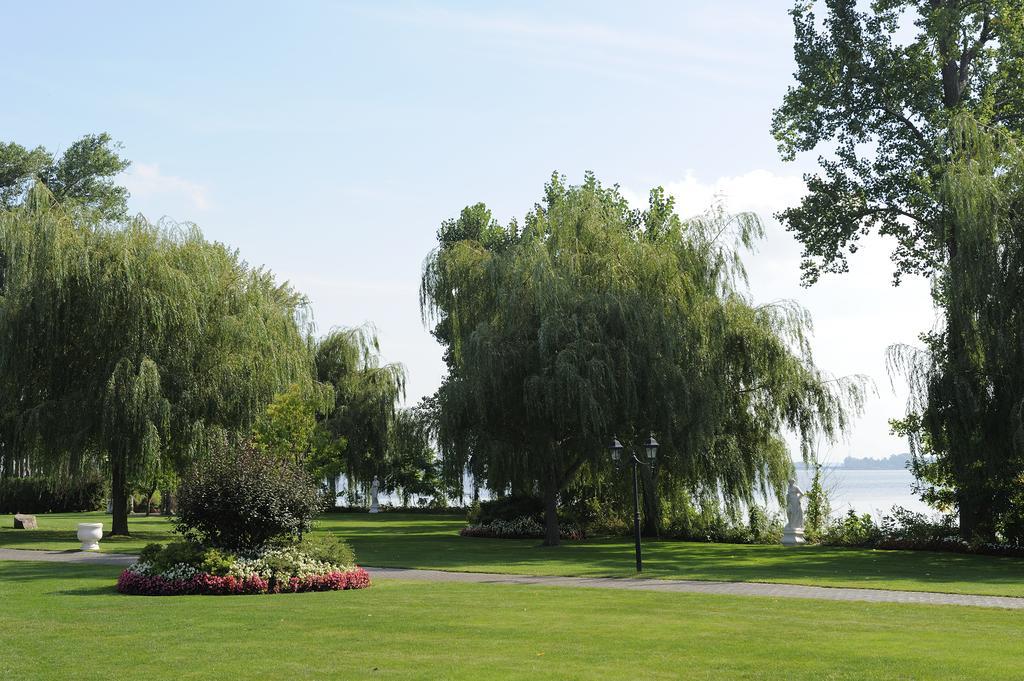 Chateau Vaudreuil Extérieur photo View of the park