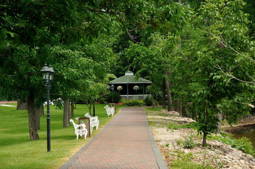 Chateau Vaudreuil Extérieur photo The gazebo at the park