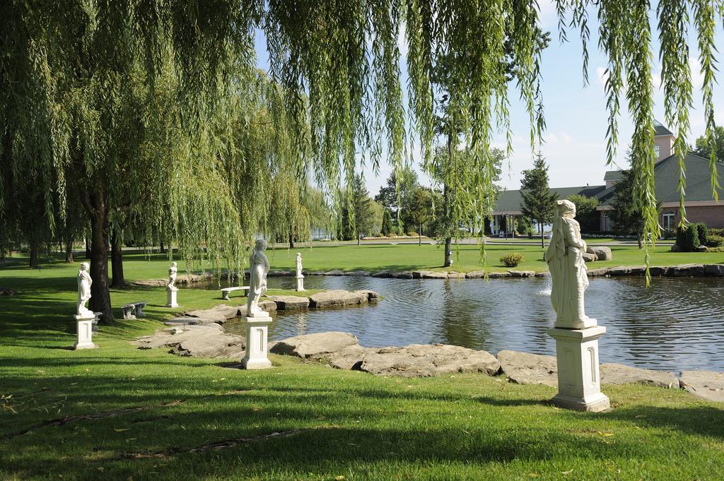 Chateau Vaudreuil Extérieur photo The sculpture park